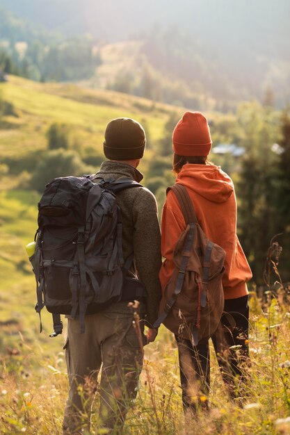 Voyageurs ruraux explorant les environs ensemble