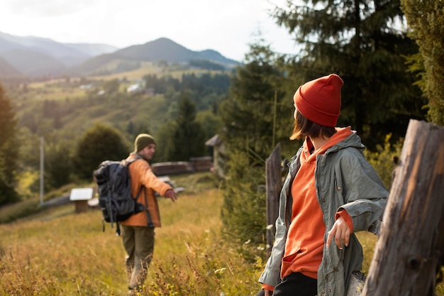 Photo gratuite voyageurs ruraux explorant les environs ensemble