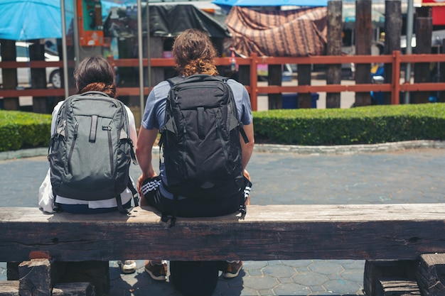 Photo gratuite les voyageurs sont autorisés à s'asseoir pendant leur voyage.