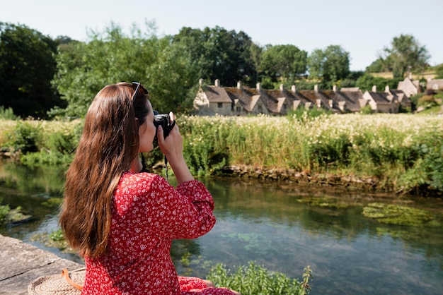 Voyageuse utilisant un appareil photo professionnel pour de nouveaux souvenirs