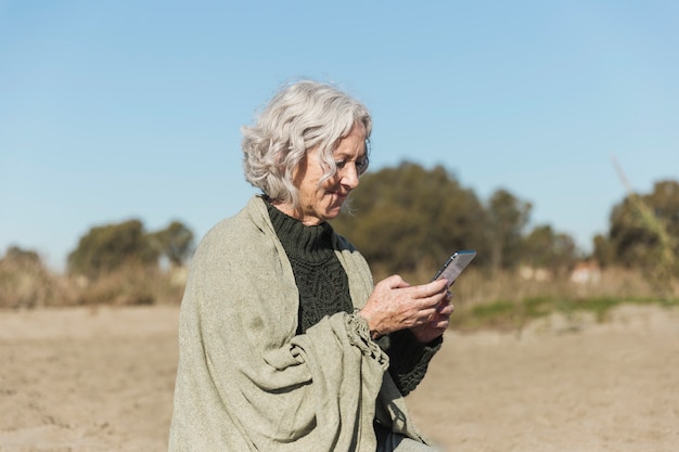 Voyante, coup, femme, regarder, elle, téléphone