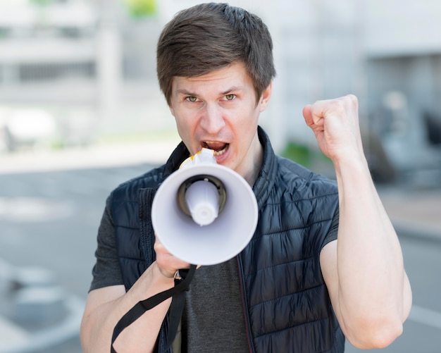 Voyante, coup, homme, mégaphone, protester, rue