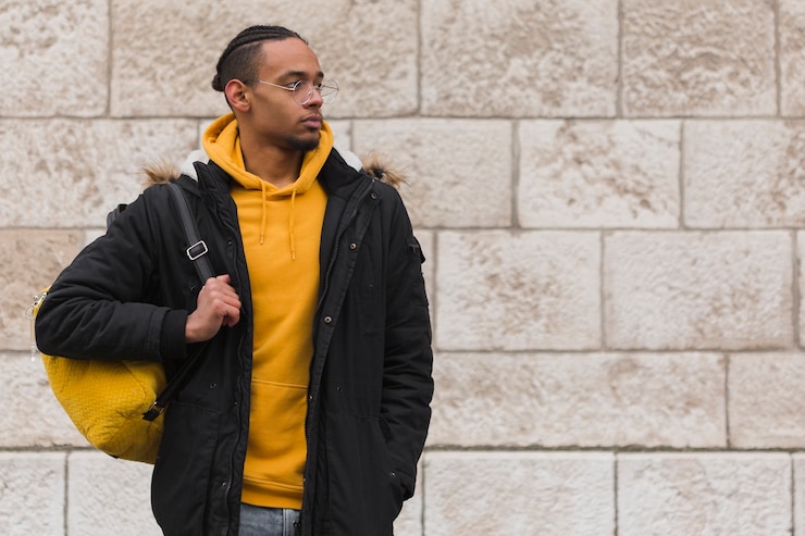 Photo gratuit voyante, coup, type, tenue, sien, jaune, sac à dos
