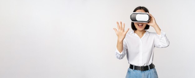 Vr chat fille asiatique disant bonjour dans des lunettes de réalité virtuelle souriant concept enthousiaste de communica