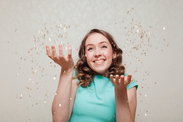 Vraiment heureuse femme et pluie de confettis