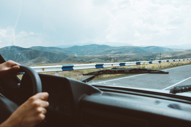 Photo gratuite vu à travers le pare-brise de la voiture sous un ciel nuageux