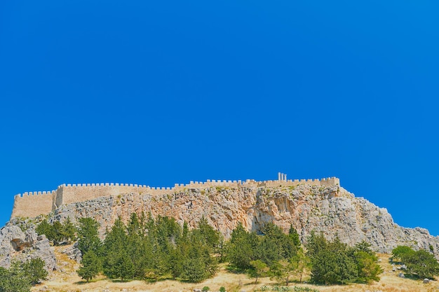 Photo gratuite vue sur l'acropole de lindos rhodes est célèbre pour ses sites historiques et ses belles plages îles grecques de l'archipel du dodécanèse europe loisirs et voyages