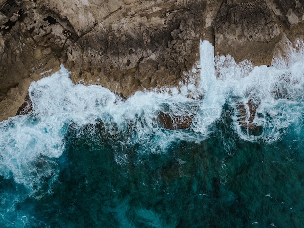 Vue aérienne aérienne des magnifiques falaises de l'océan et des éclaboussures d'eau