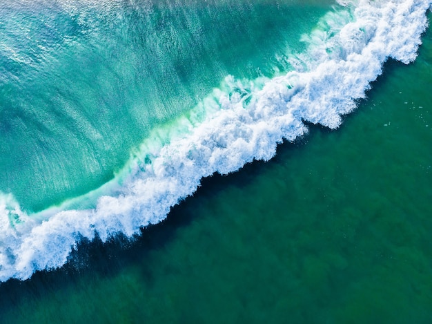 Vue aérienne aérienne d'une mer bleue ondulée - parfait pour le fond