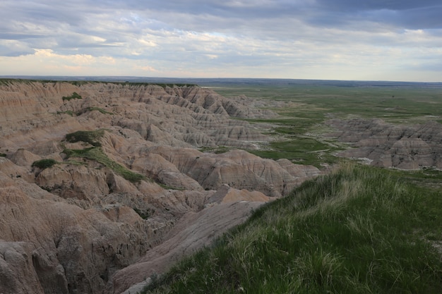 Vue aérienne de badlands avec champs herbeux