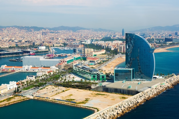 Vue aérienne de Barcelone depuis la mer