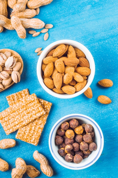 Photo gratuite une vue aérienne de la barre faite avec des fruits secs; cacahuètes et graines