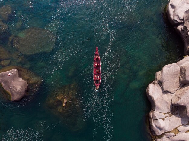 Photo gratuite vue aérienne d'un bateau dans la rivière spiti, inde