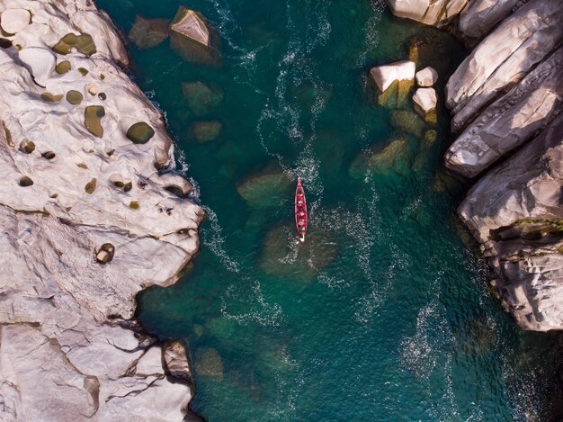 Vue aérienne d'un bateau dans la rivière Spiti, Inde