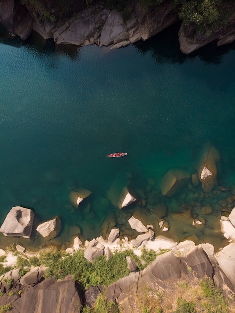 Photo gratuite vue aérienne d'un bateau dans la rivière spiti, inde