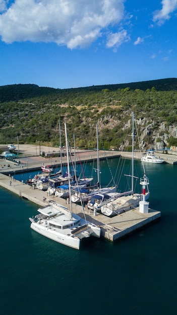 Vue aérienne de bateaux dans le port en Grèce