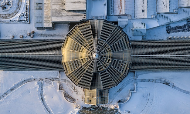 Vue aérienne d'un bâtiment historique avec un dôme dans une zone enneigée