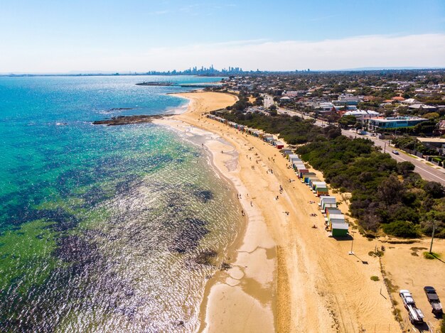 Vue aérienne d'une belle plage avec des gens