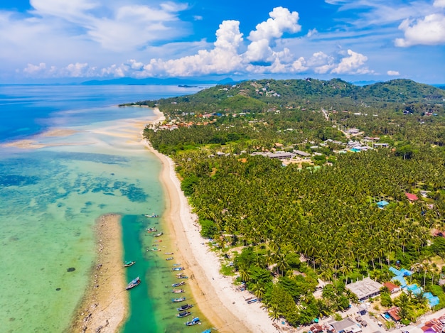 Vue aérienne de la belle plage tropicale