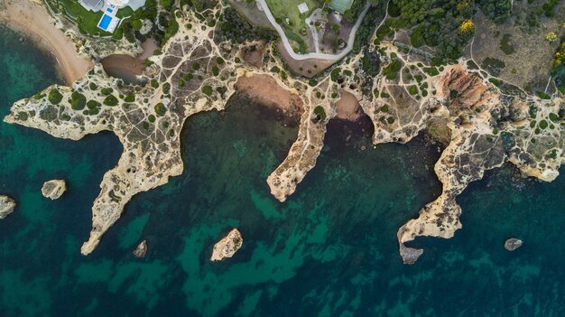 Vue aérienne des belles plages de la côte de l'Algarve, au Portugal. Concept pour la plage ci-dessus du Portugal. Vacances d'été