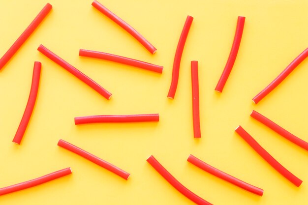 Vue aérienne de bonbons de réglisse rouge sur fond jaune