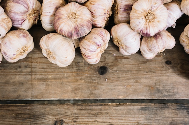 Une vue aérienne des bulbes d&#39;ail sur une table en bois