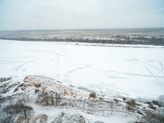 Vue aérienne de la campagne couverte de neige