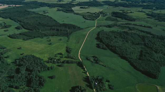 Photo gratuite vue aérienne de la campagne et du chemin de fer