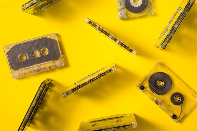 Vue aérienne de cassettes audio transparentes sur fond coloré