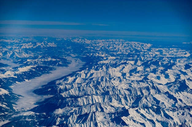 Photo gratuite vue aérienne des chaînes de montagnes bleues