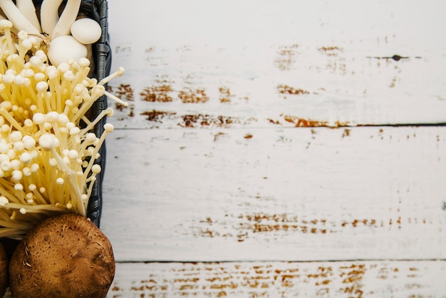 Vue aérienne de champignons comestibles sur une planche blanche