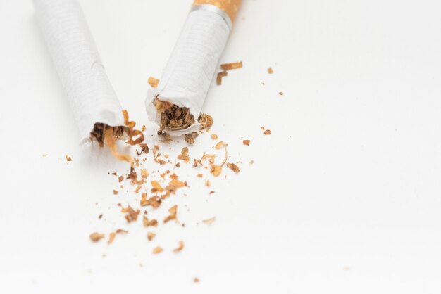 Vue aérienne d&#39;une cigarette cassée sur une surface blanche