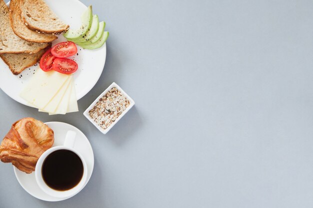 Vue aérienne de la composition saine du petit-déjeuner avec du café