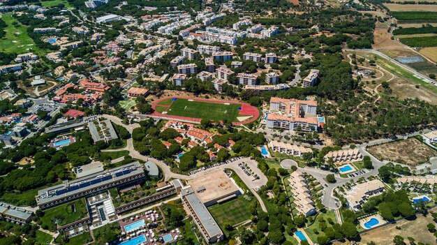 Vue aérienne de la côte du village Algarve, Portugal. Concept pour la plage ci-dessus du Portugal. Vacances d'été