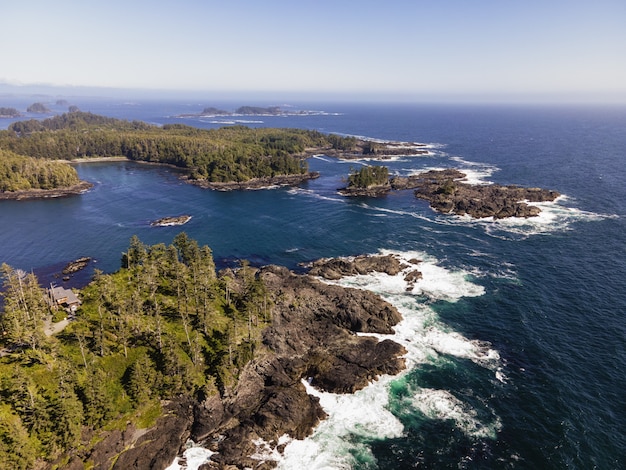 Photo gratuite vue aérienne d'une côte de la mer