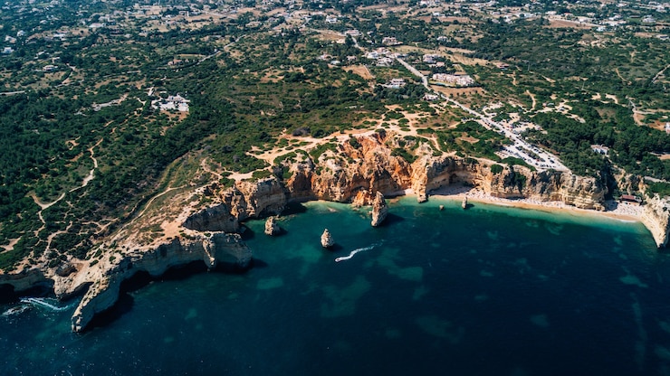 Photo gratuit vue aérienne de la côte portugaise d'en haut.