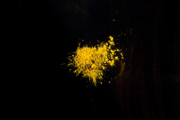 Vue aérienne de couleur de holi jaune sec au-dessus de fond noir