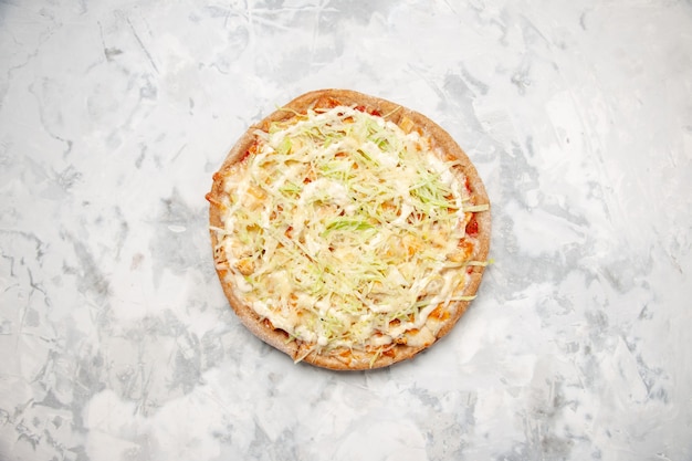 Vue aérienne d'une délicieuse pizza végétalienne maison sur une surface blanche tachée avec espace libre