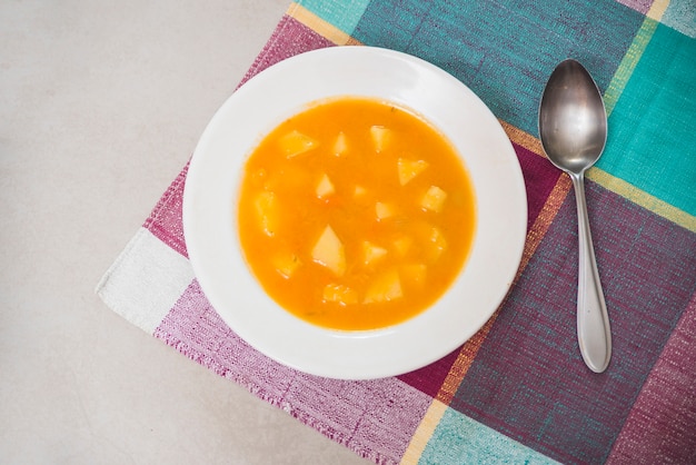 Vue aérienne d&#39;une délicieuse purée de citrouille sur une assiette