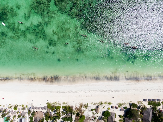 Photo gratuite vue aérienne de dessus de la merveilleuse région de zanzibar en tanzanie, afrique de l'est