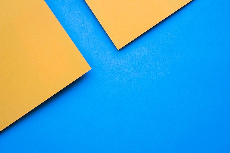 Photo gratuit vue aérienne de deux papiers peints jaunes sur fond bleu