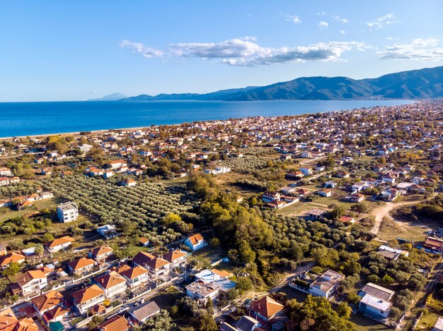Vue aérienne de drone de la ville et des montagnes d'Asprovalta à Halkidiki, Grèce