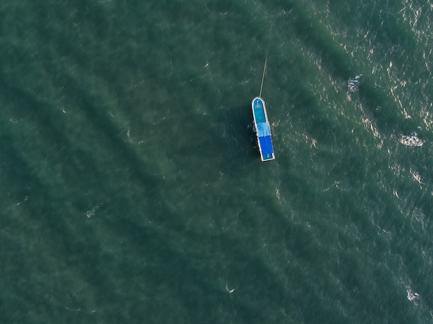 Vue aérienne du bateau de vacances sur l&#39;océan bleu