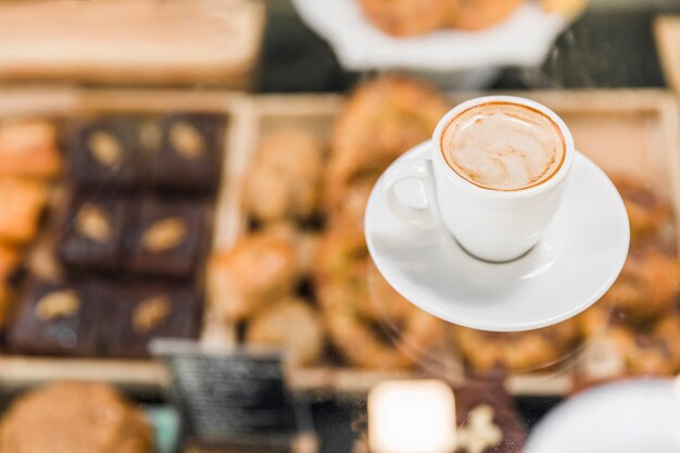 Vue aérienne du café sur le comptoir en verre