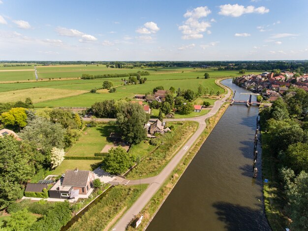 Vue aérienne du canal Zederik près du village d'Arkel situé aux Pays-Bas