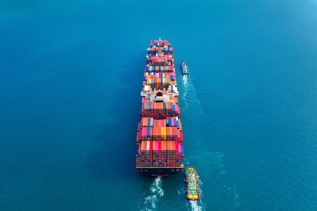 Photo gratuite vue aérienne du cargo porte-conteneurs en mer.