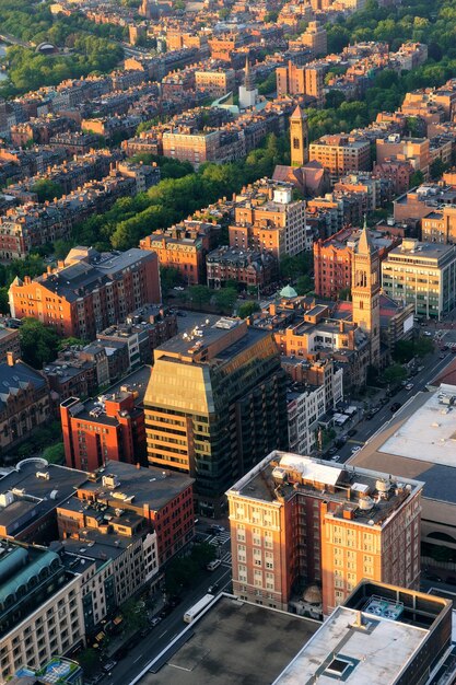 Vue aérienne du centre-ville de Boston avec des bâtiments historiques urbains au coucher du soleil.