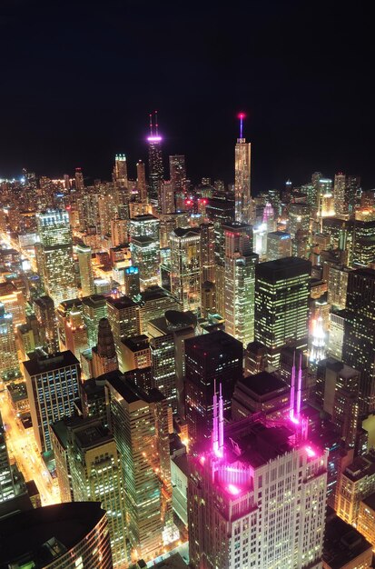 Vue aérienne du centre-ville de Chicago la nuit avec des gratte-ciel et des toits de la ville au bord du lac Michigan.