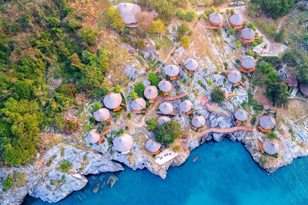 Vue aérienne du chalet sur l'île de Si chang, Thaïlande.