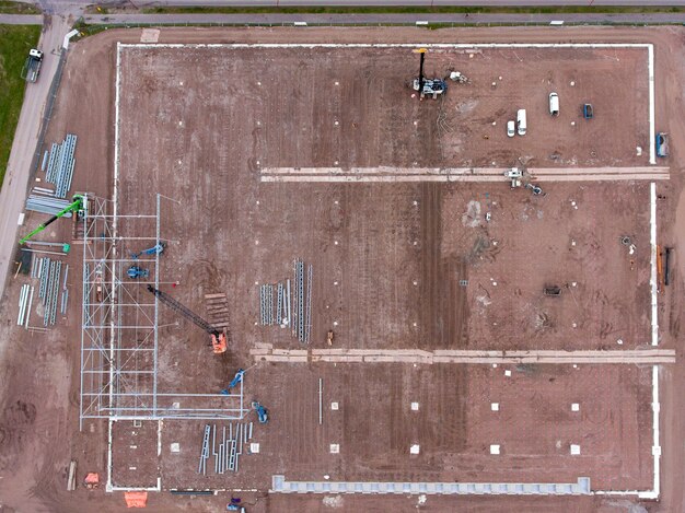 Vue aérienne du chantier de construction d'un entrepôt